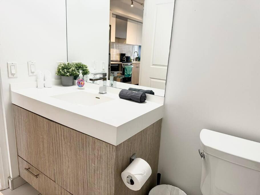 Cozy Condo Near Eatoncentre Mall Торонто Екстериор снимка