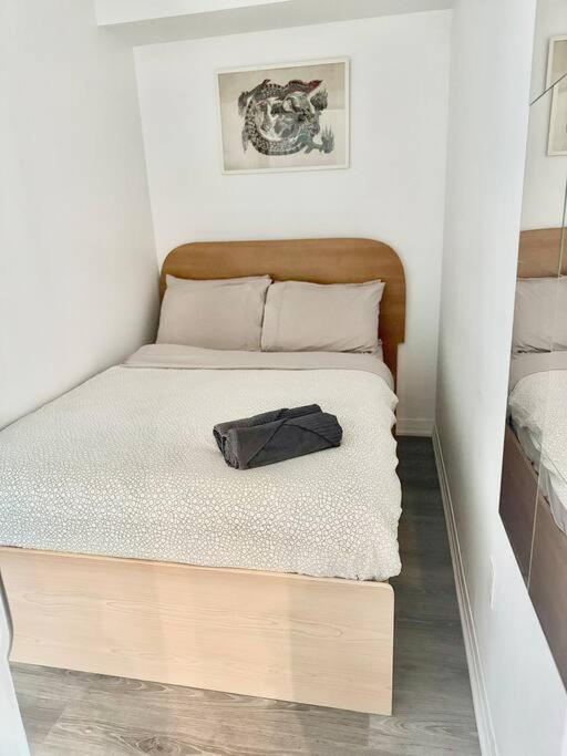 Cozy Condo Near Eatoncentre Mall Торонто Екстериор снимка