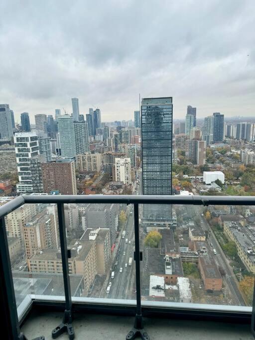 Cozy Condo Near Eatoncentre Mall Торонто Екстериор снимка