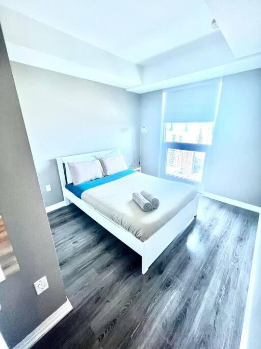 Cozy Condo Near Eatoncentre Mall Торонто Екстериор снимка