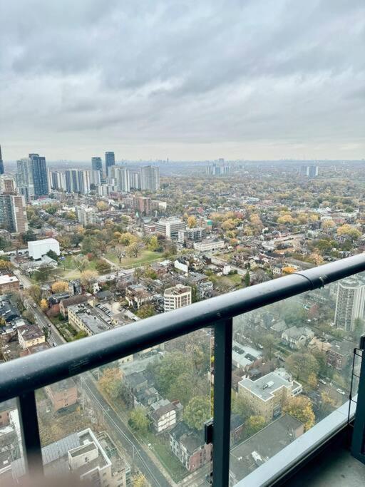 Cozy Condo Near Eatoncentre Mall Торонто Екстериор снимка