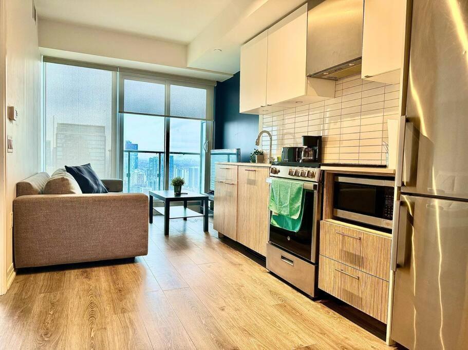 Cozy Condo Near Eatoncentre Mall Торонто Екстериор снимка