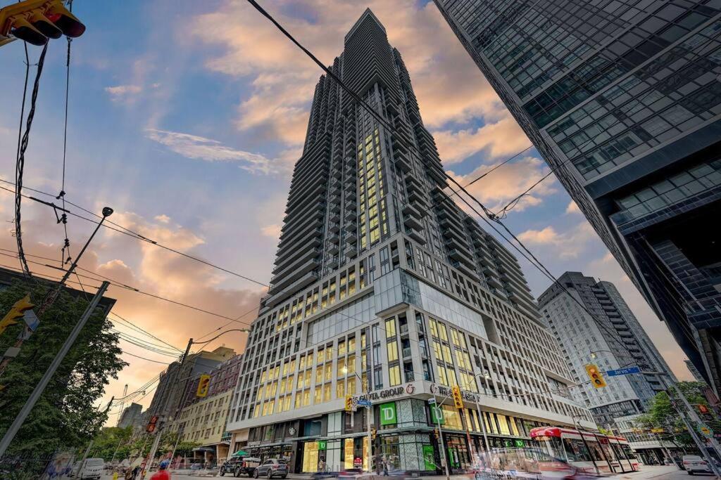 Cozy Condo Near Eatoncentre Mall Торонто Екстериор снимка